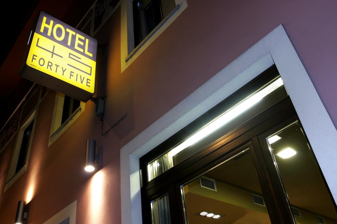 Hotel Fortyfive Chivasso Exterior foto